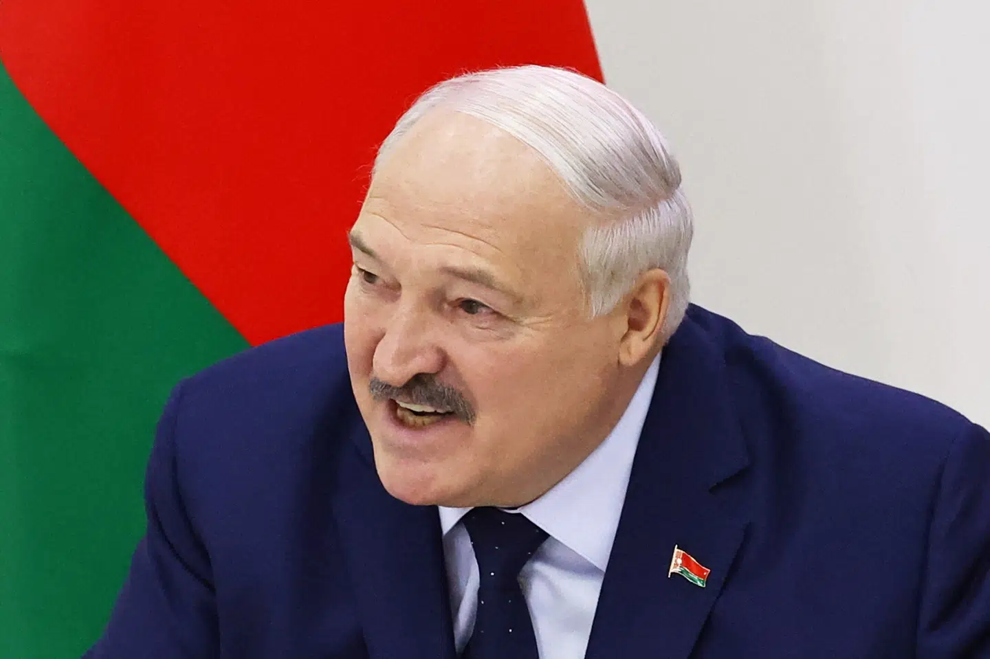 Belarus' præsident, Aleksandr Lukasjenko, under et pressemøde søndag, hvor der har været valg i landet. Ifølge en valgstedsmåling står han til at blive genvalgt.