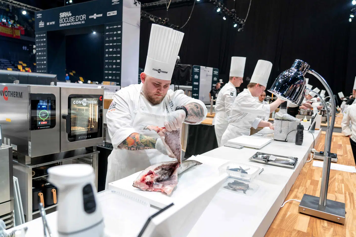 Sebastian Holberg Svendsgaard forbereder en fisk til den europæiske Bocuse d'Or-konkurrence i marts 2024 i Trondheim, hvor han vandt guld. (Arkivfoto).