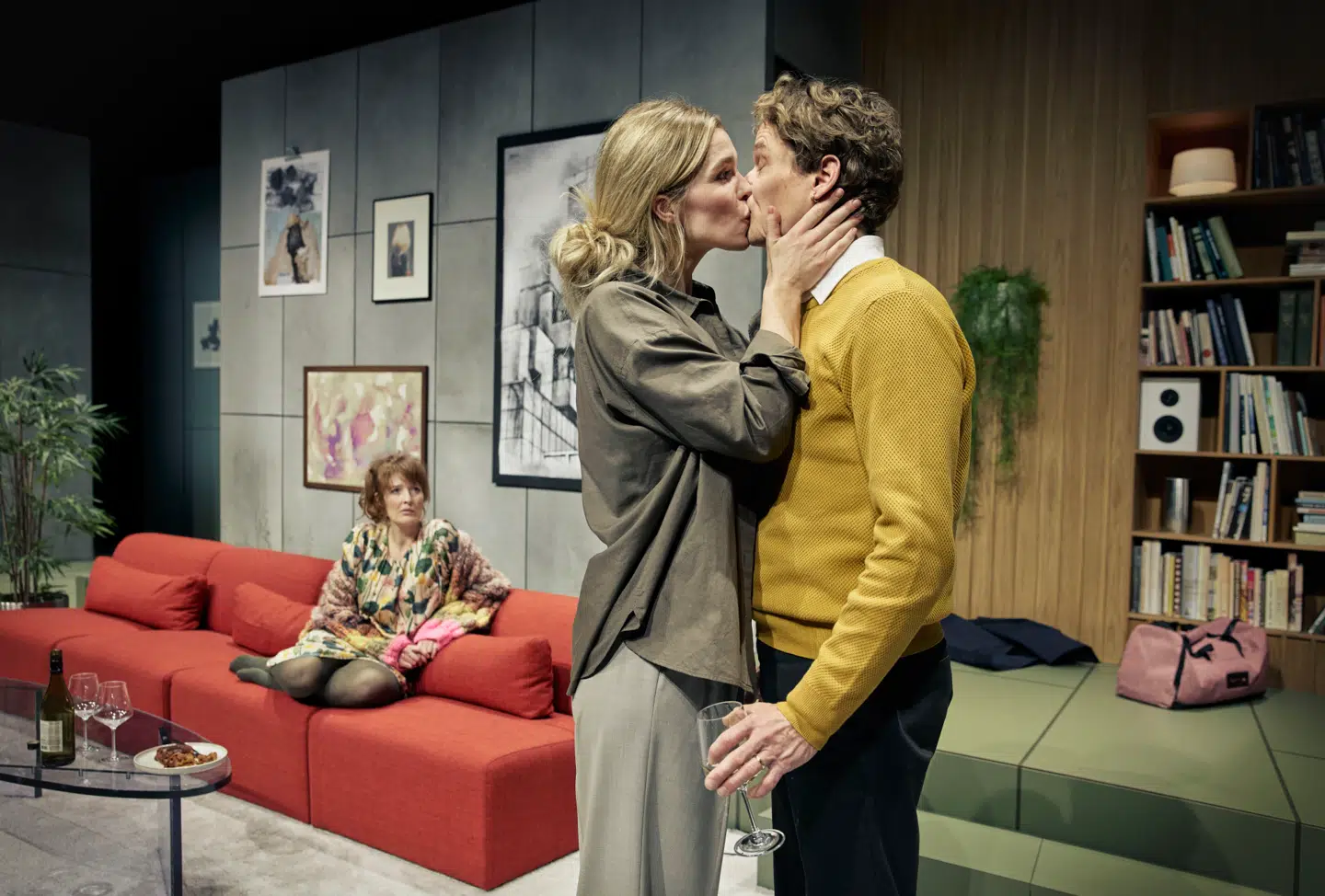 Sibylle (Marie Bach Hansen) slår sin ejendomsret fast ved at kysse Daniel (Mikkel Arndt) foran han ekskæreste (Julie Agnete Vang).