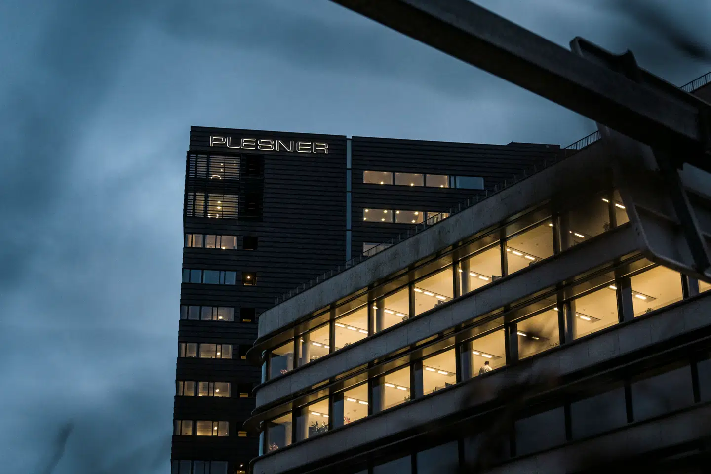 Advokatfirmaet Plesner har sagt farvel til en højtstående partner efter afsløringer af grænseoverskridende adfærd.