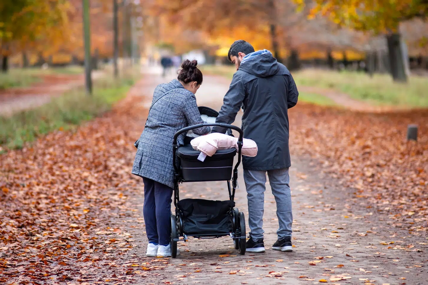 Se forbrugerøkonom Ann Lehmann Erichsens råd til parret, der lige har fået deres første barn, og parret med sammenbragte børn.