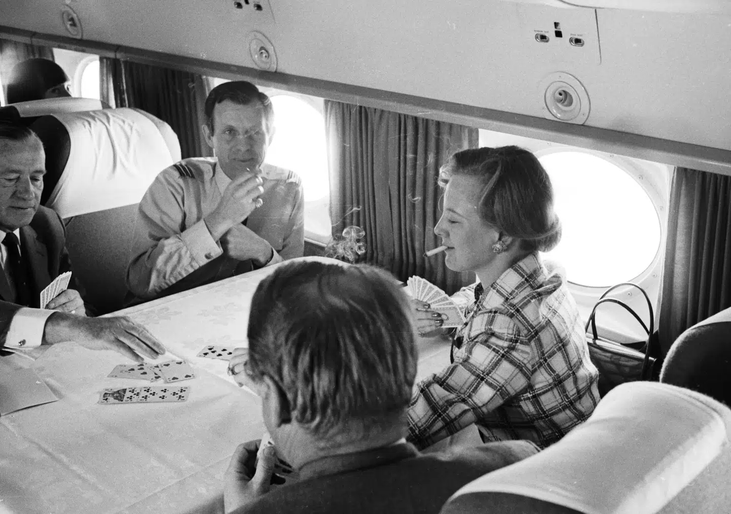 Tronfølger Prinsesse Margrethe og Prins Henrik på vej til Italien. I flyveren på vejen får Tronfølgeren sig et spil bridge med hendes hofchef Ebbe Munck.