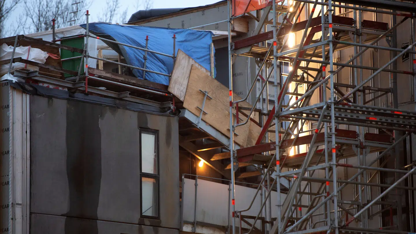 En svalegang på adressen Munkebjergvænget styrtede fredag den 24. januar 2025 sammen, og en håndværker fra Fyn afgik ved døden.