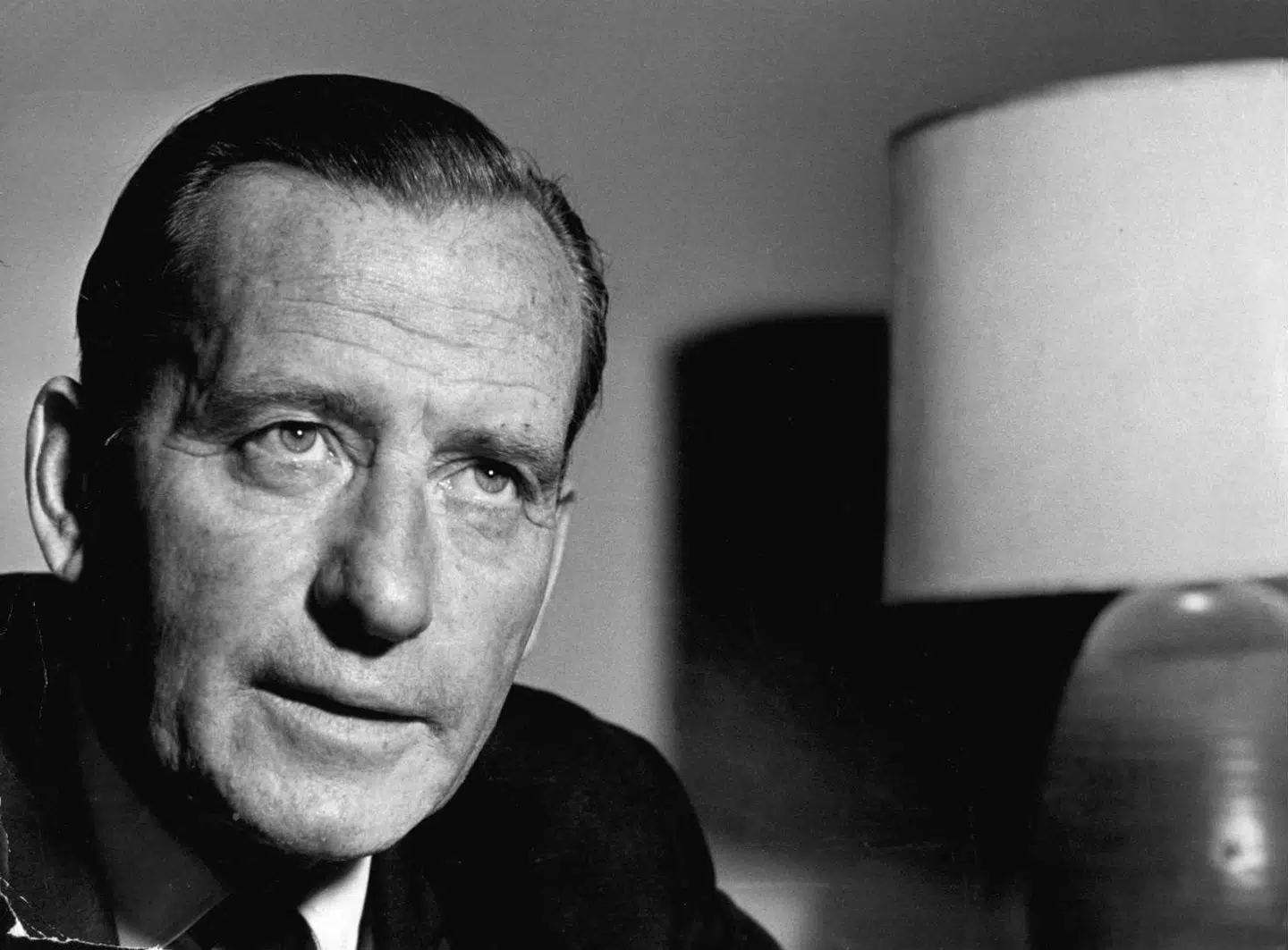 Ebbe Munck var journalist, eventyrer, modstandsmand, krigskorrespondent og ikke mindst hofchef i den daværende prinsesse Margrethes hof.