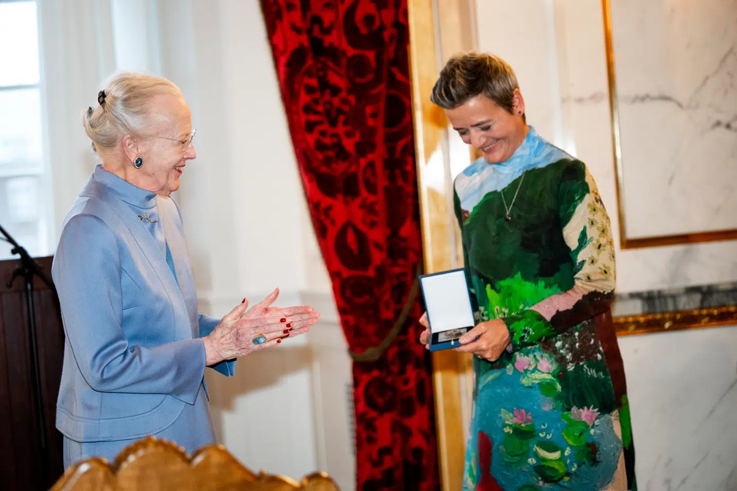Dronning Margrethe er protektor for Ebbe Muncks Hæderspris, som hun fortsat uddeler. Senest fik Margrethe Vestager prisen på Christiansborg Slot i november 2024.