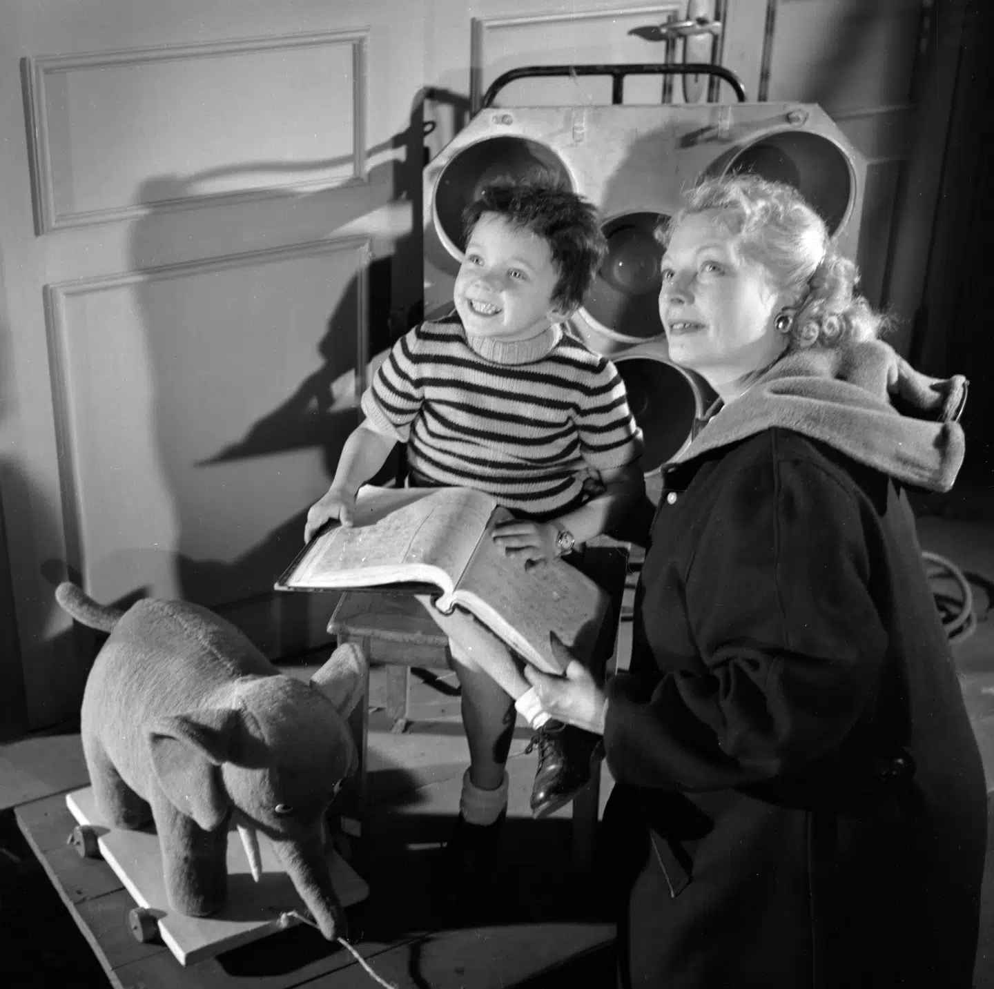 Her ses Ole Neumann i rollen som 'Lille Per'. Nederst til venstre ses Lille Pers tøjelefant kaldet 'Bodil'.