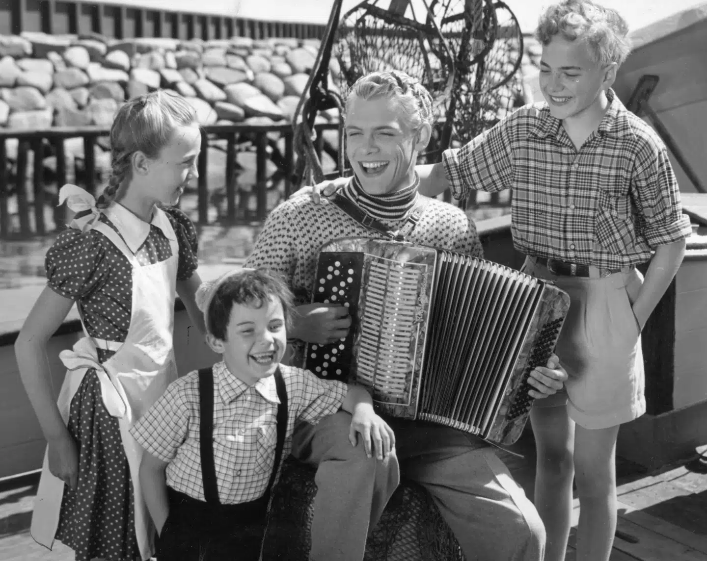 Her ses Ole Neumann i rollen som Lille Per i filmen 'Far til fire på landet'.