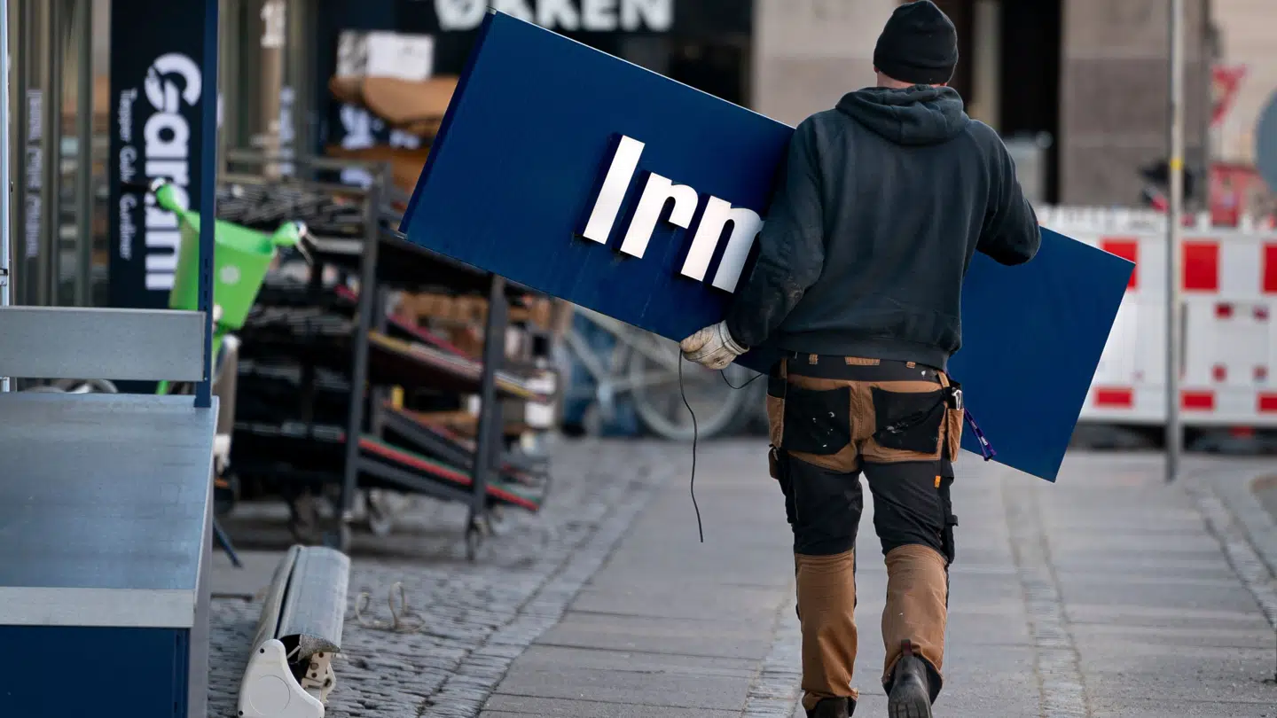 Billede af nedrivning af en af Irma-butikkerne.