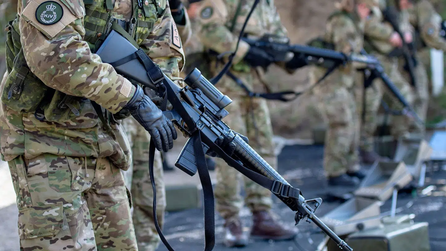 Arkivfoto: Hjemmeværnsfolk på skydeøvelse med M/95-rifler.