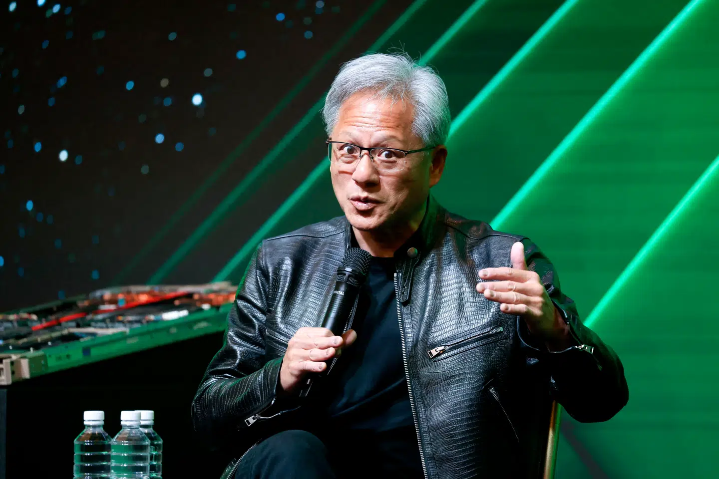 Det er en hård dag for NVIDIA og topchef Jensen Huang. Nyheden om en ny kinesisk konkurrent har nemlig sendt NVIDIA og resten af de amerikanske Magnificent Seven-aktier ned.