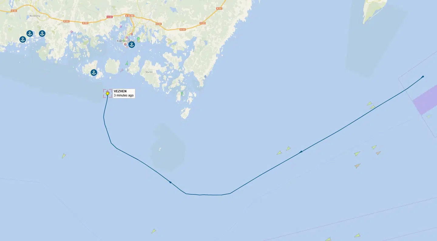 Skibet Vezhen undersøges nærmere af svenske myndigheder efter kabelbrud mellem Sverige og Letland søndag.