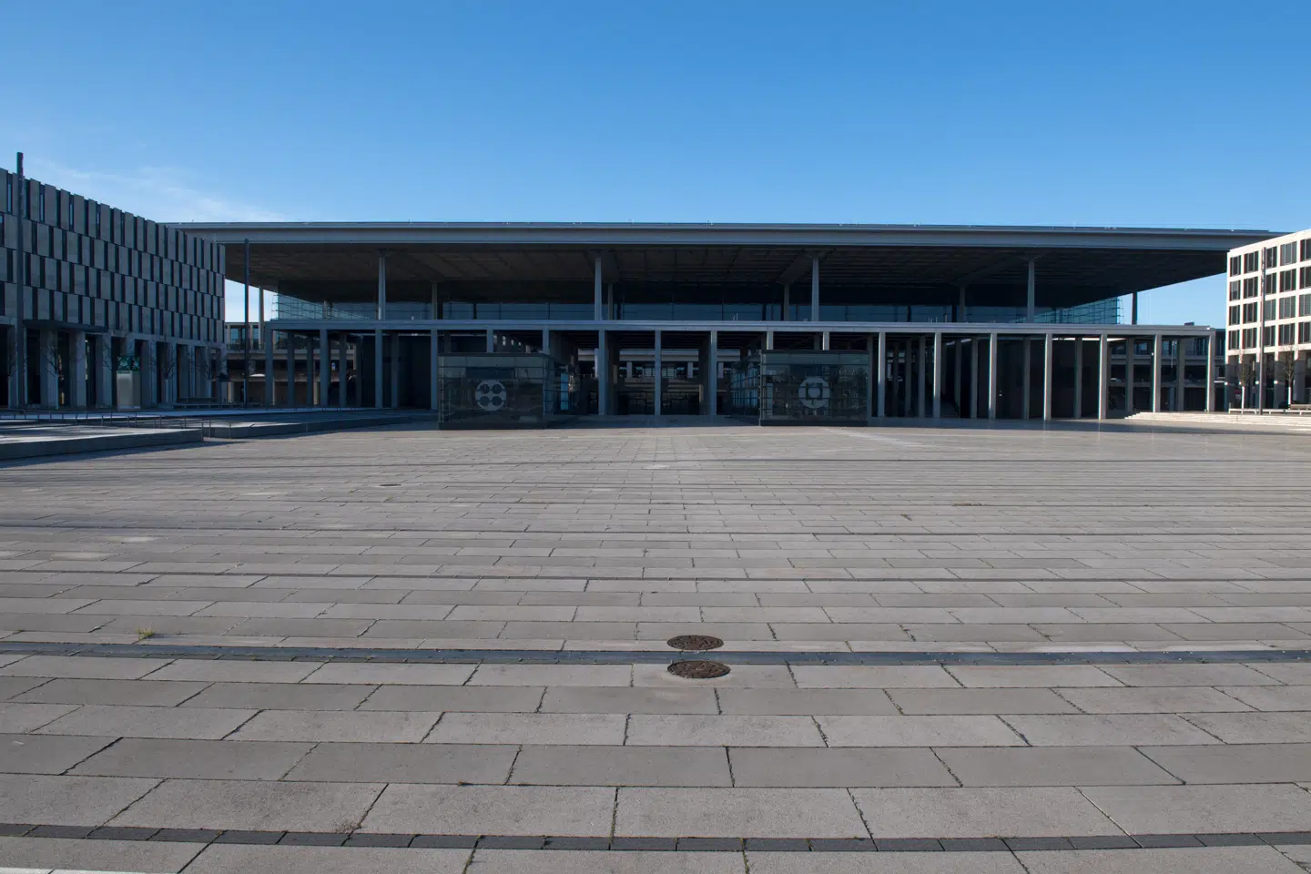 Lige udenfor døren står der en Golf. Der har den stået meget, meget længe.