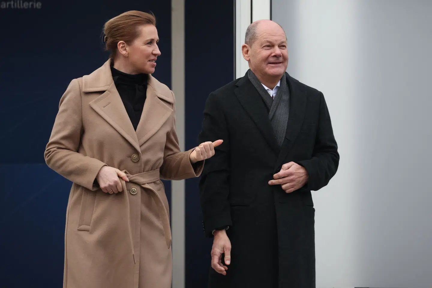 Statsminister Mette Frederiksen (S) besøgte i februar sidste år en våbenproducent i Tyskland sammen med forbundskansler Olaf Scholz. Tirsdag holder de møde i Berlin. (Arkivfoto).