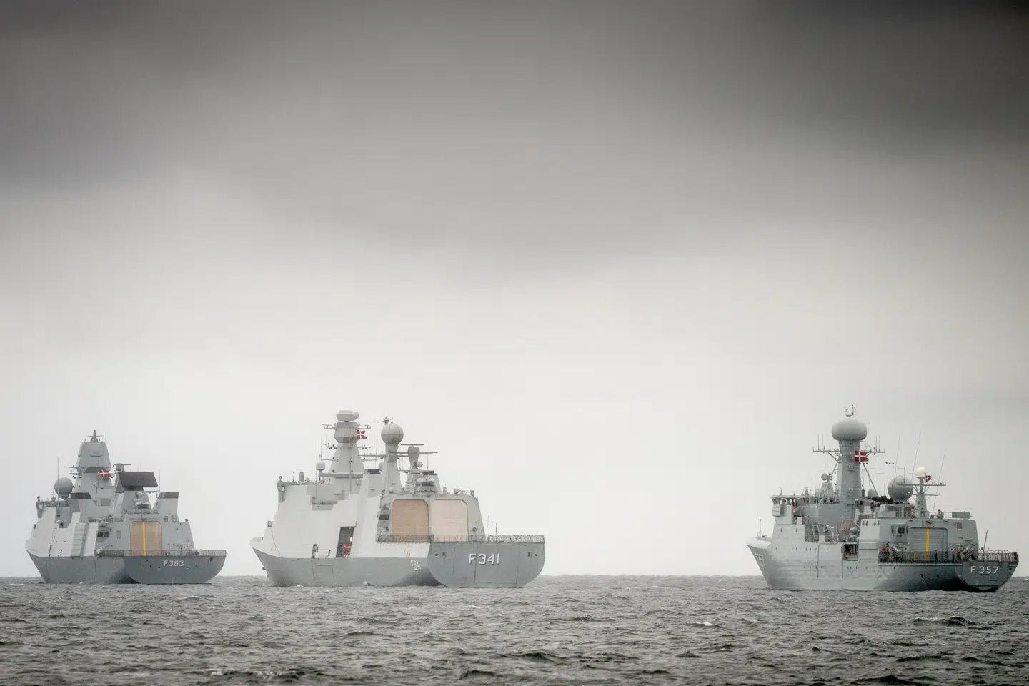 Fv. fregatten F363 Niels Juel, fregatten F341 Absalon og inspektionsskibet F357 Thetis Flådeparade i forbindelse med markeringen af dronningens 50-års regentjubilæum ved Storbælt og Korsør, mandag den 29. august 2022.