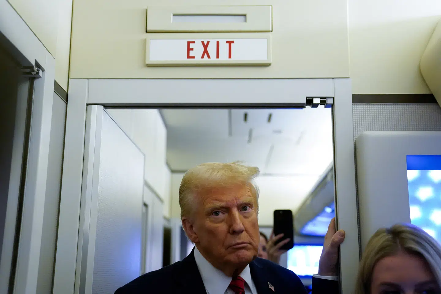 Donald Trump ses her mødes med pressen ombord på Air Force One mandag.