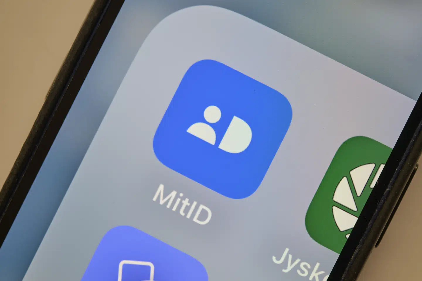 Det kriminelle netværk af svindlere kan eksempelvis finde på at udgive sig for at være en person fra MitID, når de svindler borgere for penge, viser TV 2 og TjekDets afdækning af hacket materiale. (Arkivfoto).