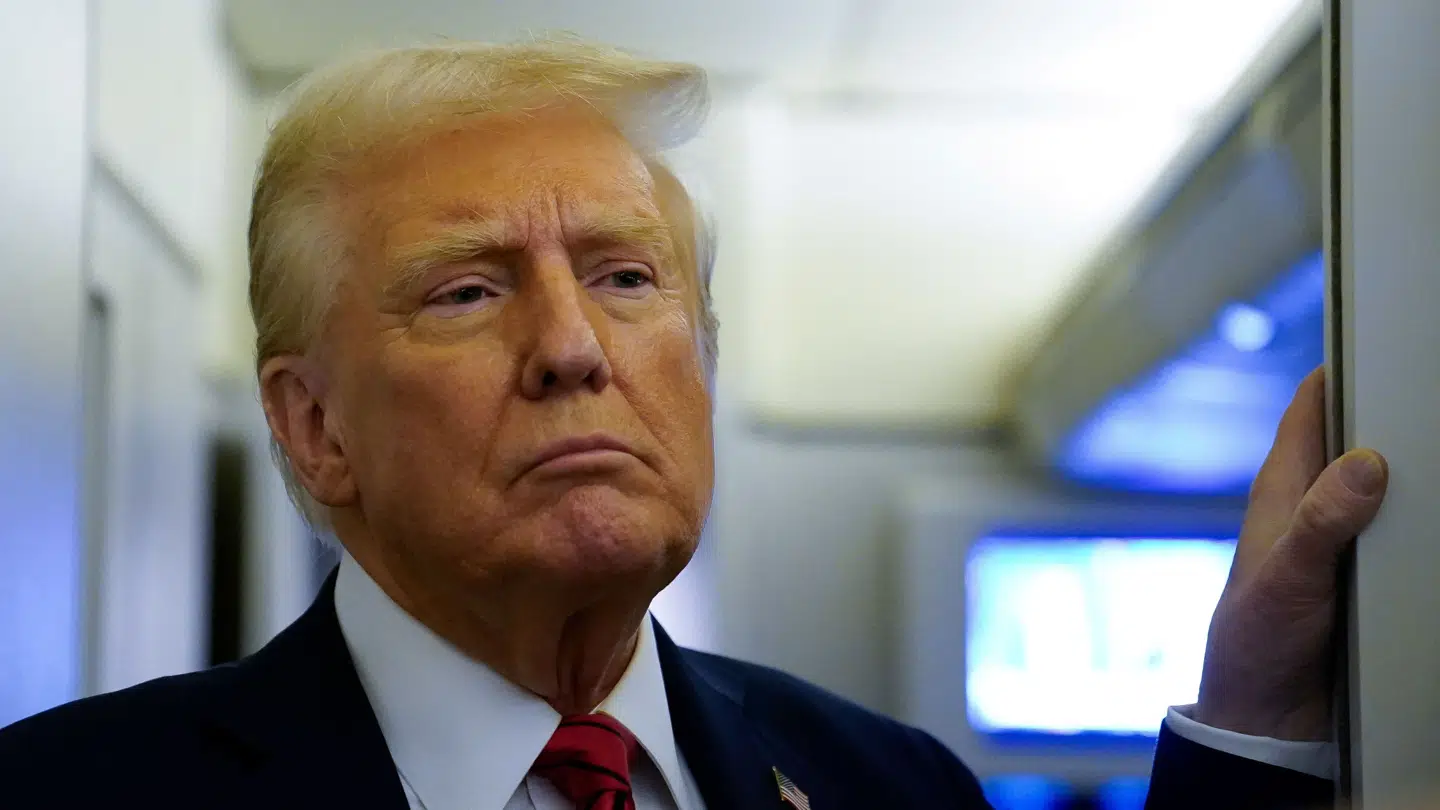 Donald Trump ses her mødes med pressen ombord på Air Force One mandag.