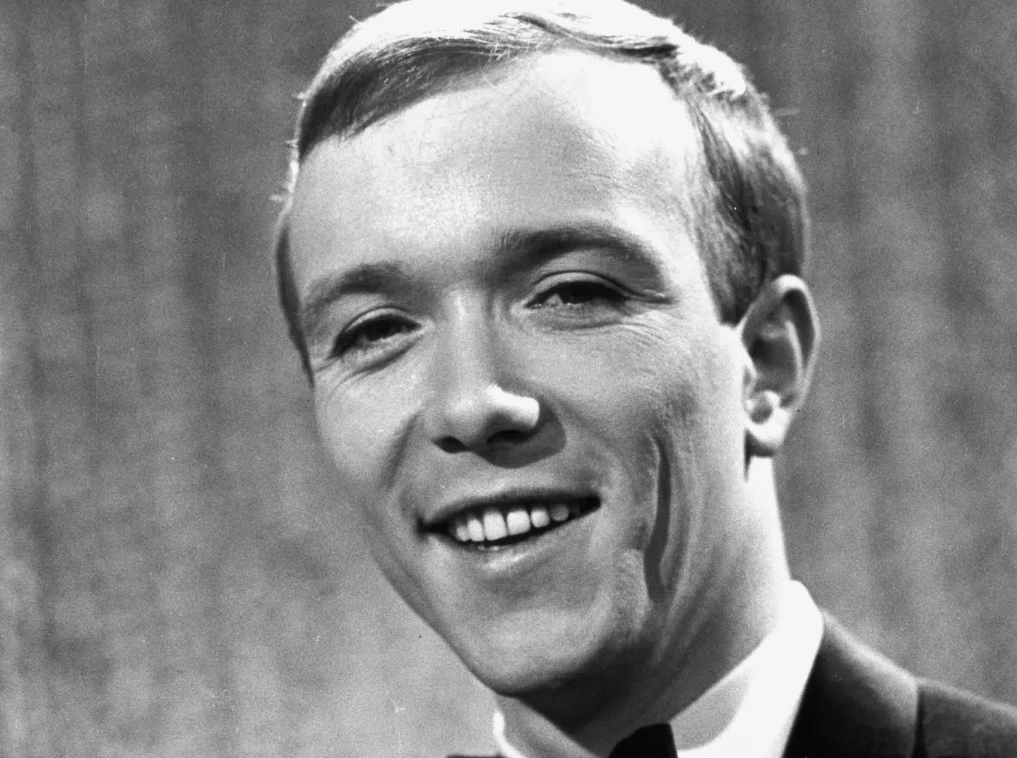 Bjørn Tidmand vinder det danske Melodi Grand Prix i 1964 med Sangen om dig.