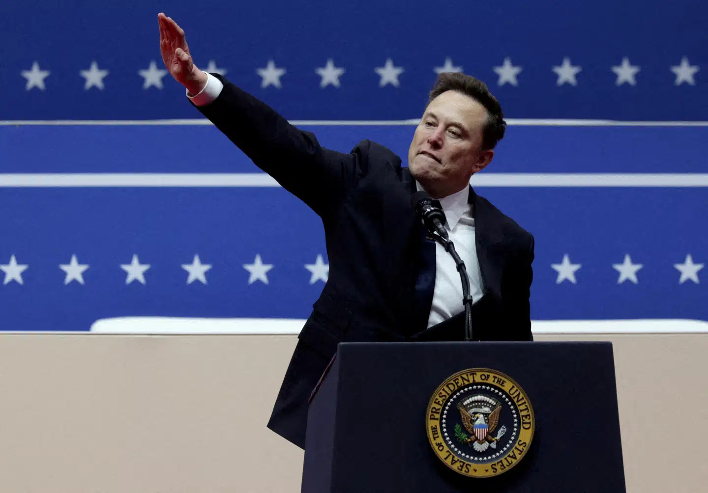 Elon Musks udstrakte arm vakte opsigt i sidste uge. Verdens rigeste mand har siden afvist snak om en nazistisk hilsen.
