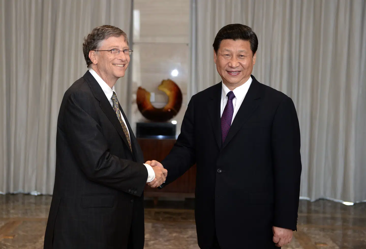 Bill Gates er heller ikke bleg for blande forretning og politik. Han har flere gange mødtes med Kinas præsident Xi Jinping, som han senest besøgte i 2023. Her viste den statslige tv-station CCTV Xi sige, at han var glad for at se Gates, som han kaldte en »gammel ven«.