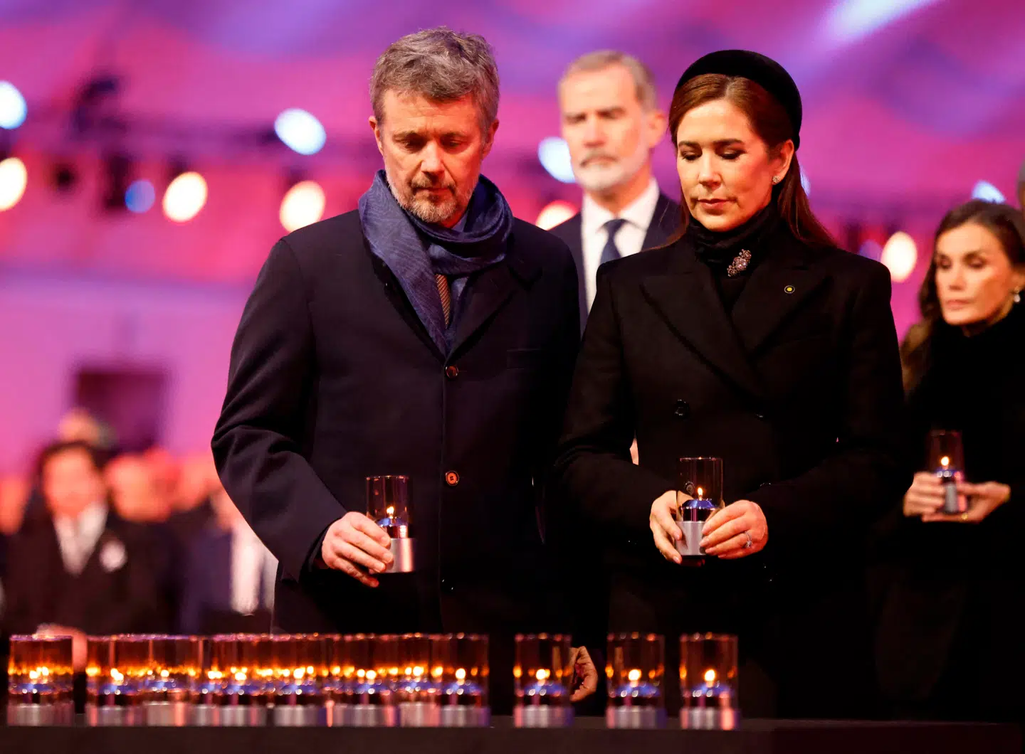 Kong Frederik og dronning Mary var mandag til mindehøjtidelighed i den nedlukkede koncentrationslejr Auschwitz i Polen – og samme dag var de hjemme igen, da der ikke blev udpeget en stedfortræder for Kongen.