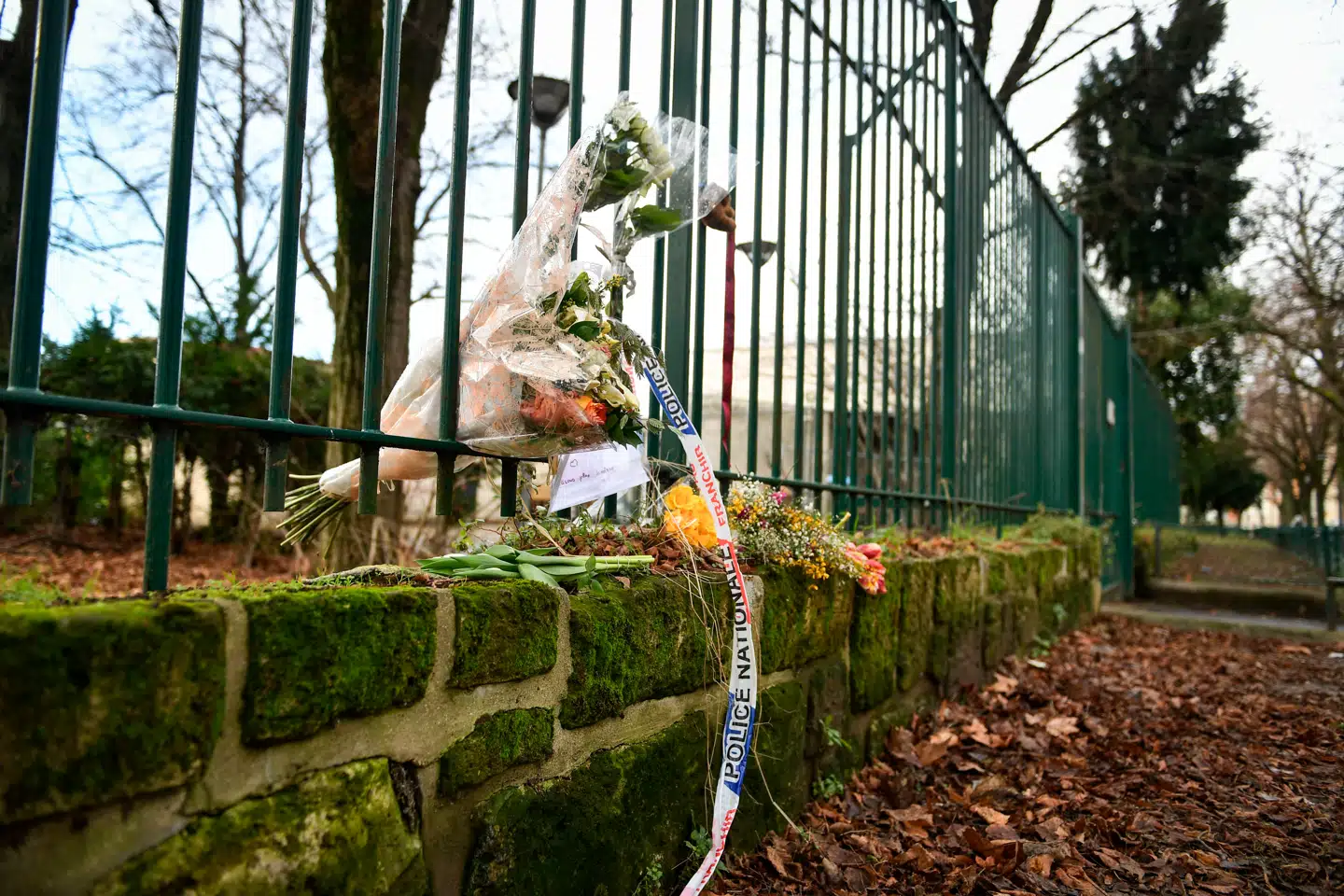 En mindelund markerer stedet, hvor 14-årige Élias fredag aften blev stukket ihjel, uden for Jules-Noël-sportscenteret i Paris' 14. arrondissement.