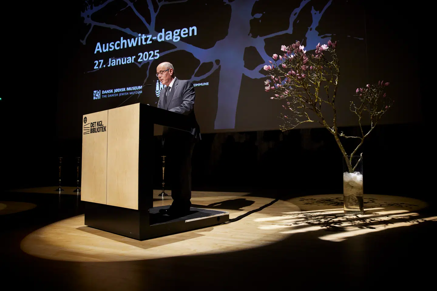 27. januar markeredes 80-året for befrielsen af Auschwitz blandt andet med et arrangement i Den Sorte Diamant. Blandt talerne var Israels ambassadør, David Akov, og derfor ville Enhedslistens Katrine Hassenkam Zoref ikke deltage – selvom hun er en del af bestyrelsen i Dansk Jødisk Museum, som er arrangør.
