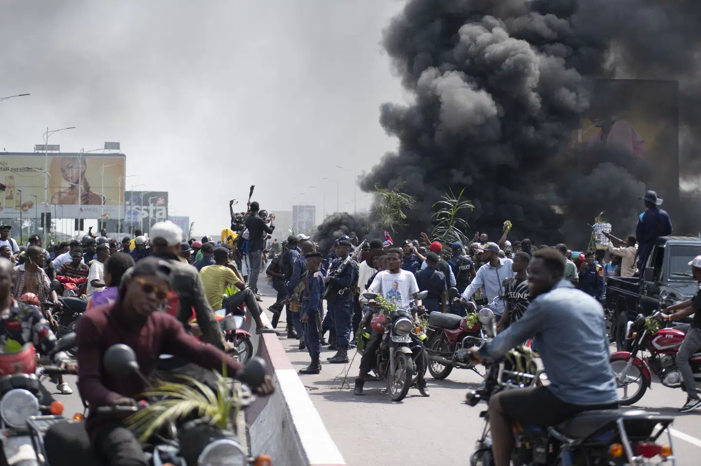 Demonstranter er tirsdag på gaden i Kinshasa, mens der er kampe i den modsatte ende af DR Congo.