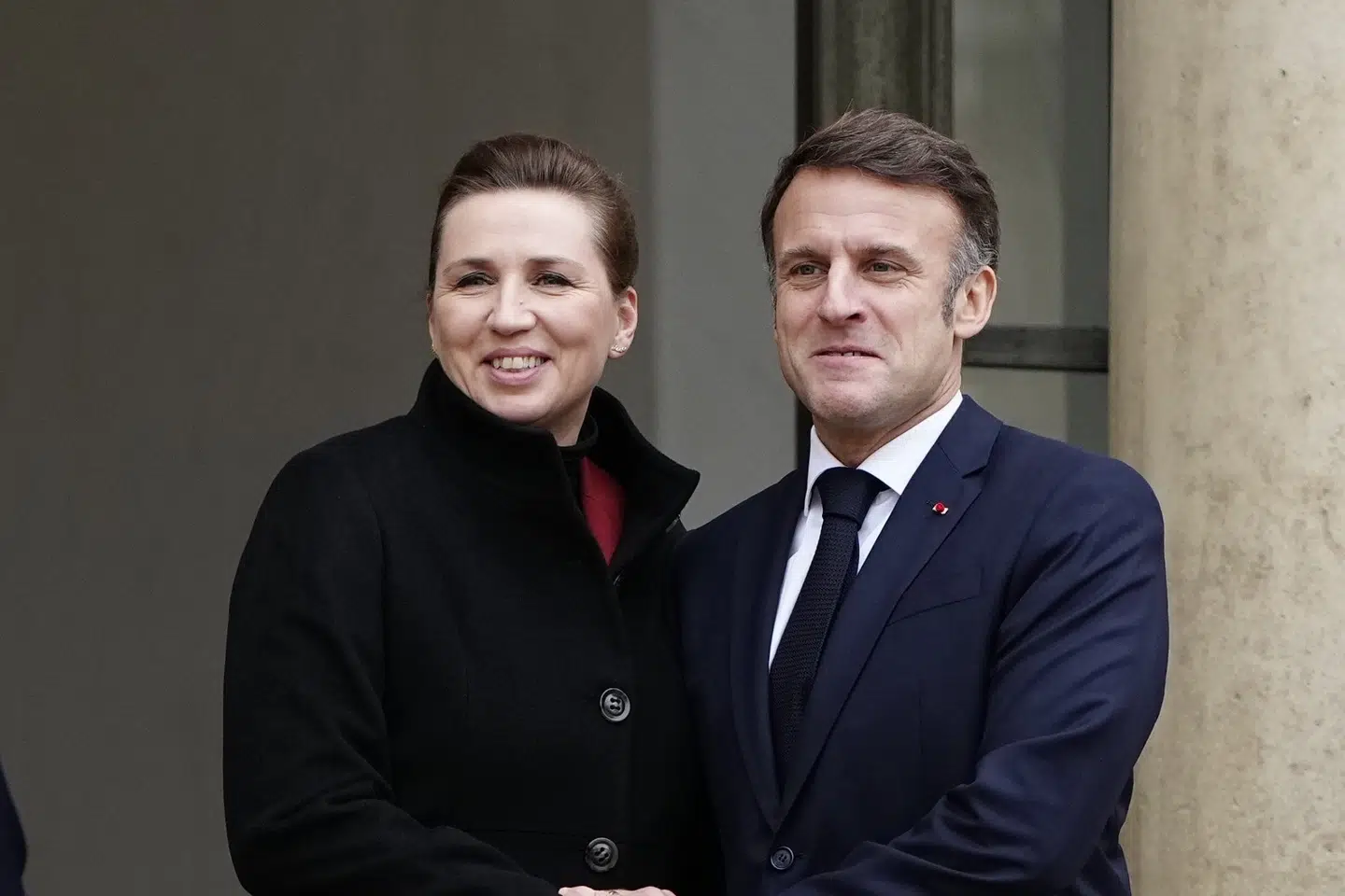 Der var varme håndtryk, da Mette Frederiksen tirsdag mødte Frankrigs præsident, Emmanuel Macron, i Paris. Her diskuterer de to ledere blandt andet striden med USA's præsident, Donald Trump, om Grønland.