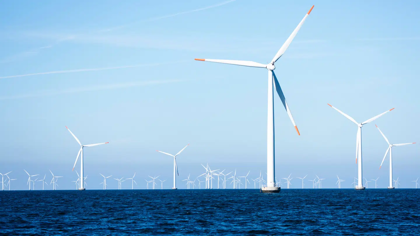 Pensionsselskaberne i Danmark har givet tilsagn om at investere 450 milliarder kroner i grøn omstilling frem mod 2030. Men er det godt for din afkast på din pensionsopsparing?