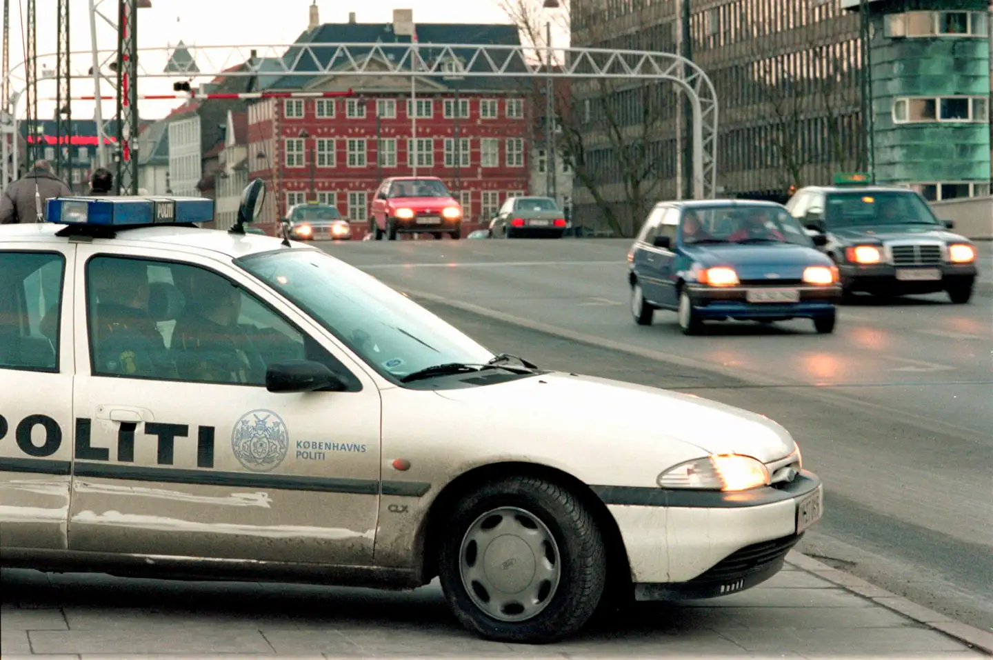 Dette er en patruljevogn fra 1996. Den er skiftet ud, fordi den er gammel. Politiet sørger selv for en løbende udskiftning af køretøjer, uden at det skal godkendes af Folketinget. De enorme investeringer, Forsvaret har brug for, er i en anden liga og kræver politisk velvilje – hvilket sagen om inspektionsskibene viser.