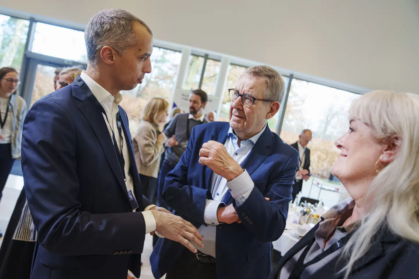 Børne- og undervisningsminister Mattias Tesfaye (tv.) var tidligere tirsdag på Marienborg med chefer fra erhvervslivet og unge for at lancere et nyt nationalt partnerskab om et såkaldt ungeløfte, hvor Folketinget, erhvervslivet, kommuner og foreninger skal løfte aktiveringsopgaven i flok.