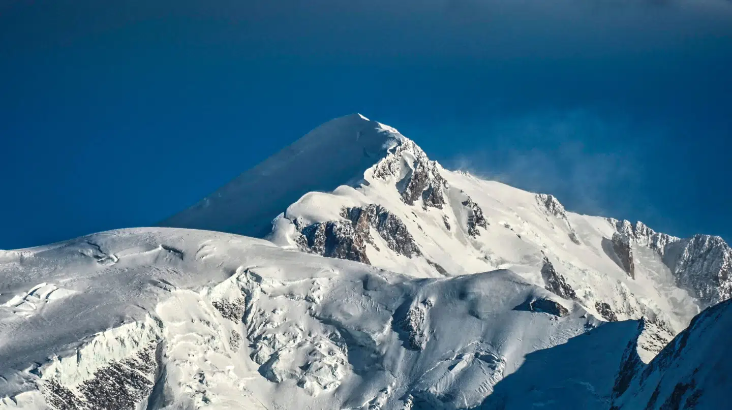 Chamonix-dalen ligger ved foden af Mont Blanc, som ses på billedet her (arkivfoto).