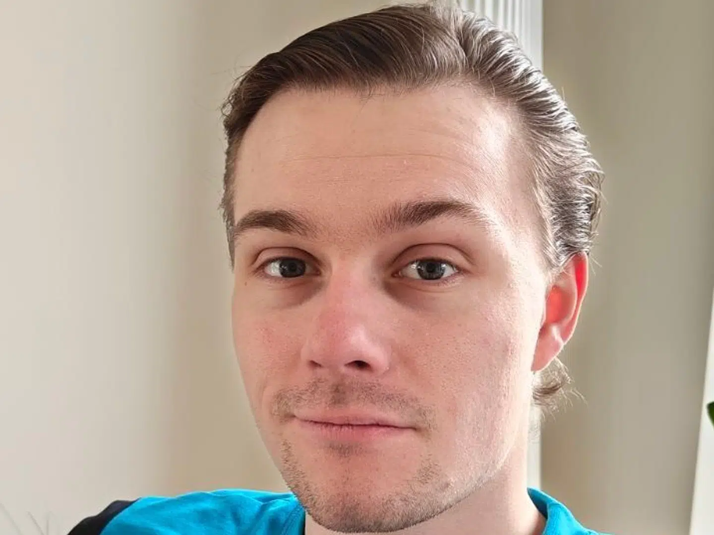 Jonas Sparre bor i det lejlighedskompleks, hvor en håndværker fredag 24. januar døde efter, at en svalegang braste sammen. Han har oplevet en vandskade ifm. renoveringen og en generel utryghed over sikkerheden på byggepladsen.