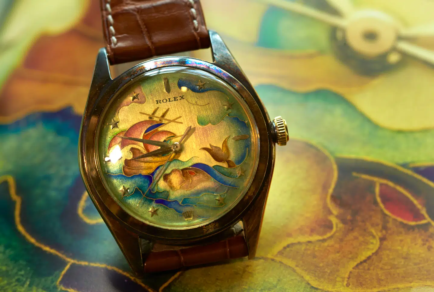 Da Rolex’ grundlægger, tyskeren Hans Wilsdorf, sad i en hestevogn i 1908, kom navnet til ham: Rolex. Navnet betyder ikke noget, men skulle kunne udtales internationalt og tage sig godt ud på en urskive.