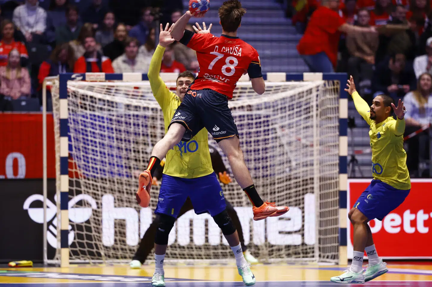 Brasilien har især imponeret med forudseende forsvarsspil. Her i mellemrundekampen mod Spanien.