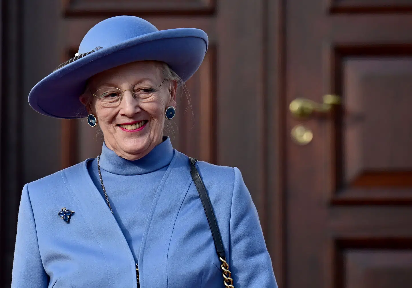 Den afgåede regent dronning Margrethe har håndmalet 250-års jubilæumskruset for Royal Copenhagen - men hun ved ikke nødvendigvis selv, at de går som varmt brød.