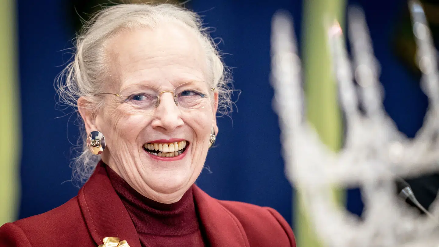 Dronning Margrethe har håndmalet 250-års jubilæumskruset for Royal Copenhagen - men hun ved ikke nødvendigvis selv, at de går som varmt brød.