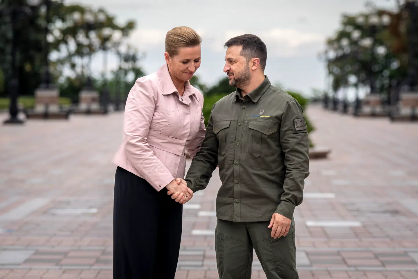 »Med blot én procent af vores pensionsmidler kunne vi matche det samlede beløb på 53 milliarder, som den danske stat har doneret i militærstøtte til Ukraine,« skriver Jonas Parello-Plesner og Amalie Salomon Jankjær. Her ses Mette Frederiksen og Ukraines præsident, Volodymyr Zelenskyj, i Kyiv 6. september 2023. Foto: Ida Marie Odgaard/Ritzau Scanpix.