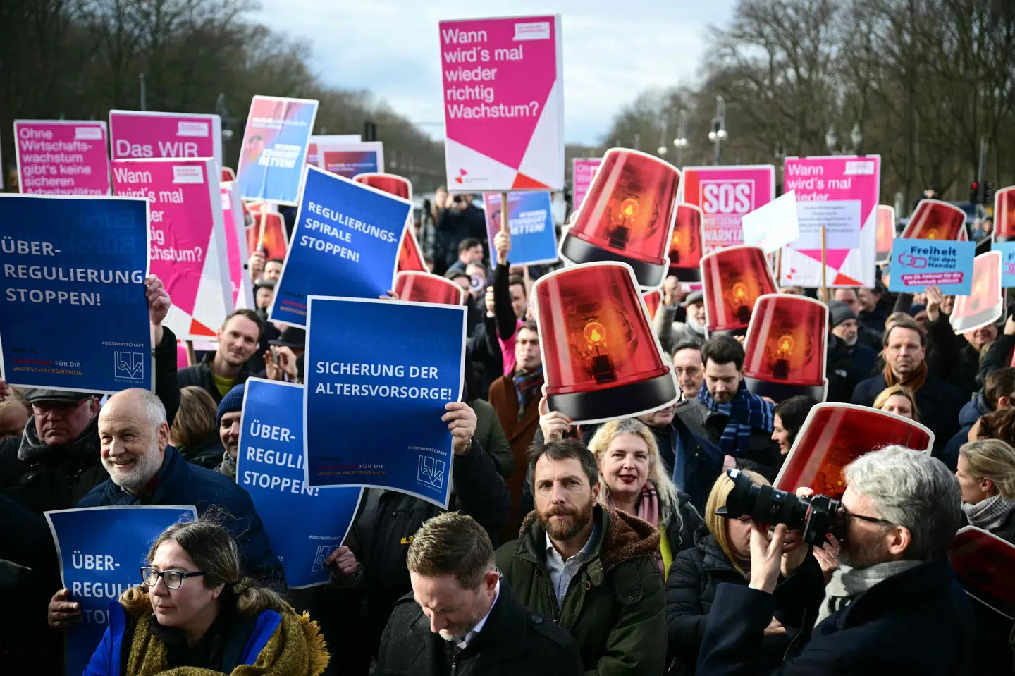 Demonstranter i Berlin kræver tiltag, der vil styrke den tyske økonomi. Over hele landet har organisationer indkaldt til demonstrationer med navnet Wirtschaftswarntag, som kan oversættes til en økonomisk advarselsdag.