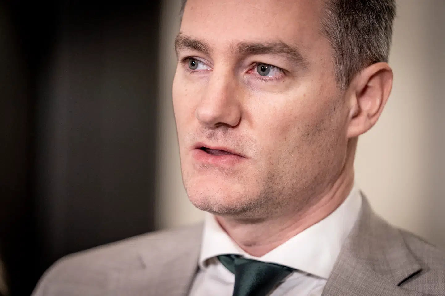 De Konservatives Rasmus Jarlov har bidt mærke i de seneste bemærkelsesværdige udmeldinger fra statsminister Mette Frederiksen og forsvarsminister Troels Lund Poulsen, og han blander sig nu i debatten.