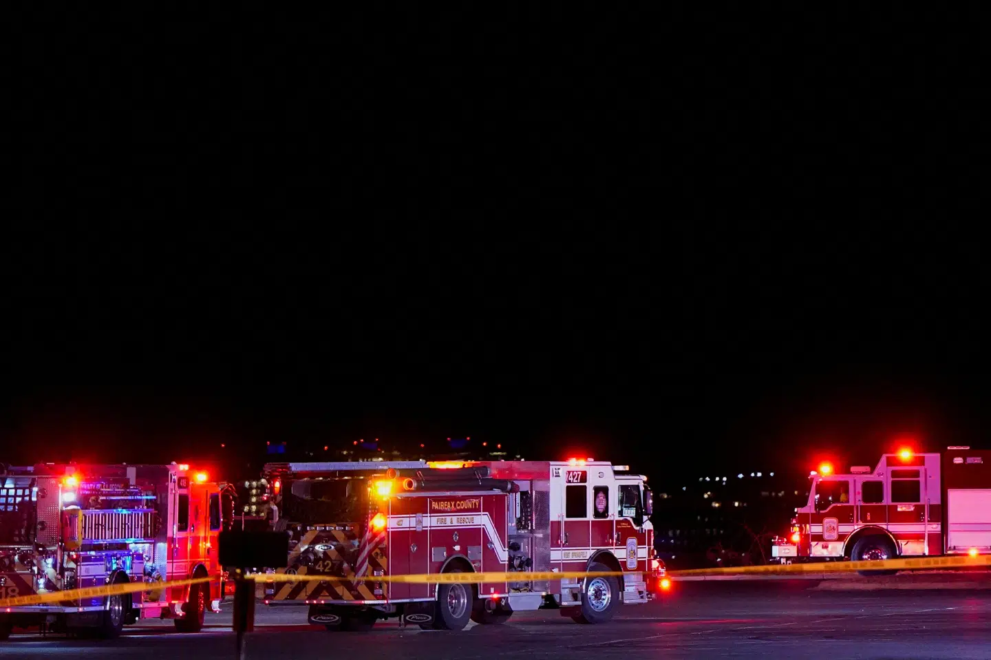 Efter et sammenstød med en militærhelikopter styrtede et passagerfly ned i Potomac-floden, der ligger nær Washington D.C. Det oplyser brandvæsenet.