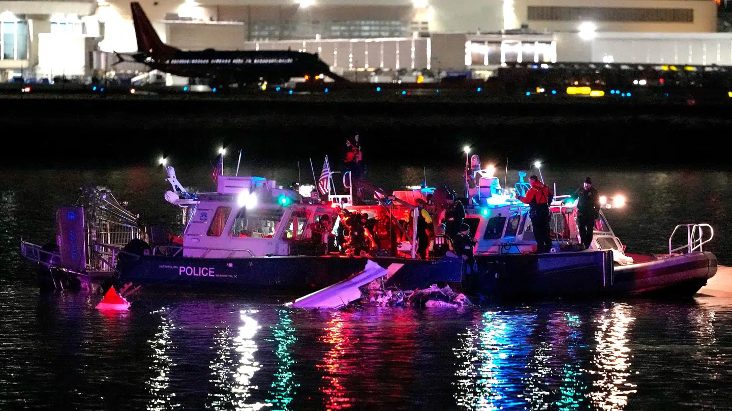 Redningsarbejdet er i gang ved Potomac-floden i Washington, hvor de to fly kolliderede.