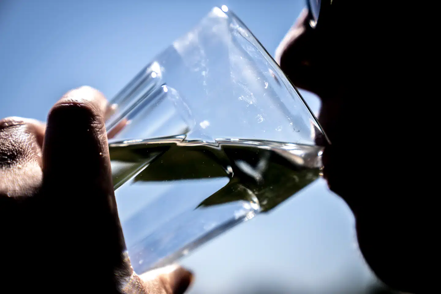 Rigelige mængder vand kan hjælpe overvægtige med at tabe sig, viser et metastudie, som også peger på flere andre positive konsekvenser.