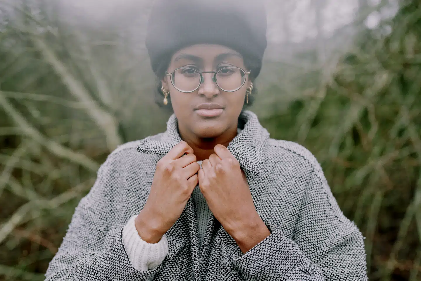 21-årige Sihaam er født og opvokset i Danmark. Men i 2013 blev hendes danske hverdag afbrudt af en genopdragelsesrejse til Somalia. Nu lever hun i skjul for sin egen familie.