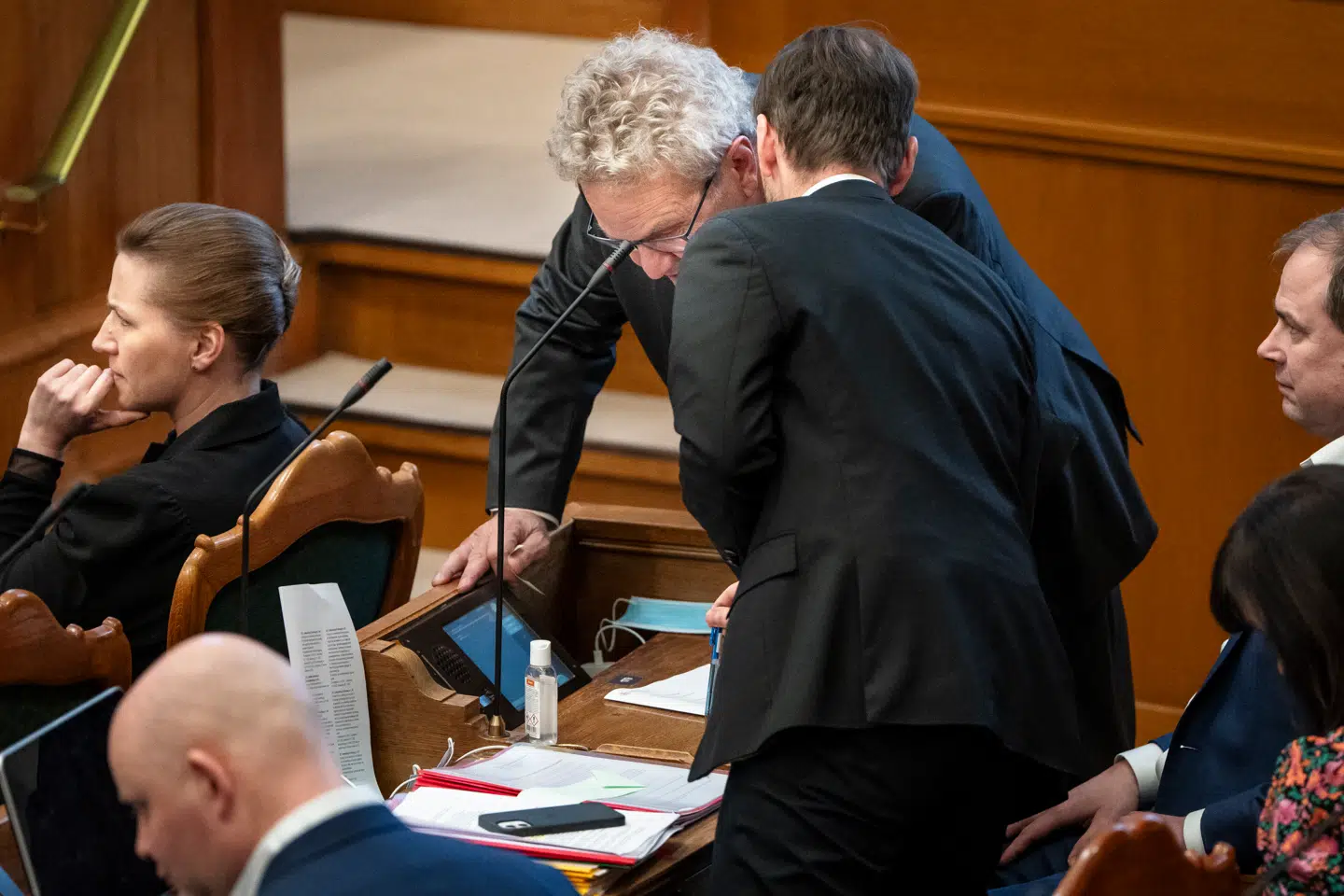 At man som advokat selv har været forskånet for trusler, betyder ikke, at problemet ikke findes, skriver Andrew Hjuler Chrichton om en udtalelse fra Venstres Preben Bang Henriksen (midt i billedet).