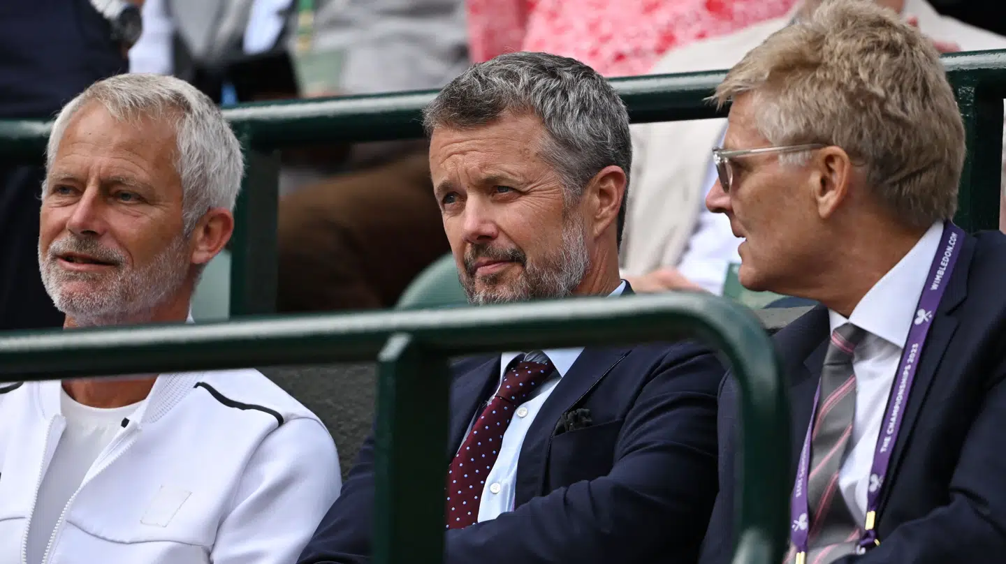 Kongen sad i Holger Runes boks under Wimbledon i 2023.