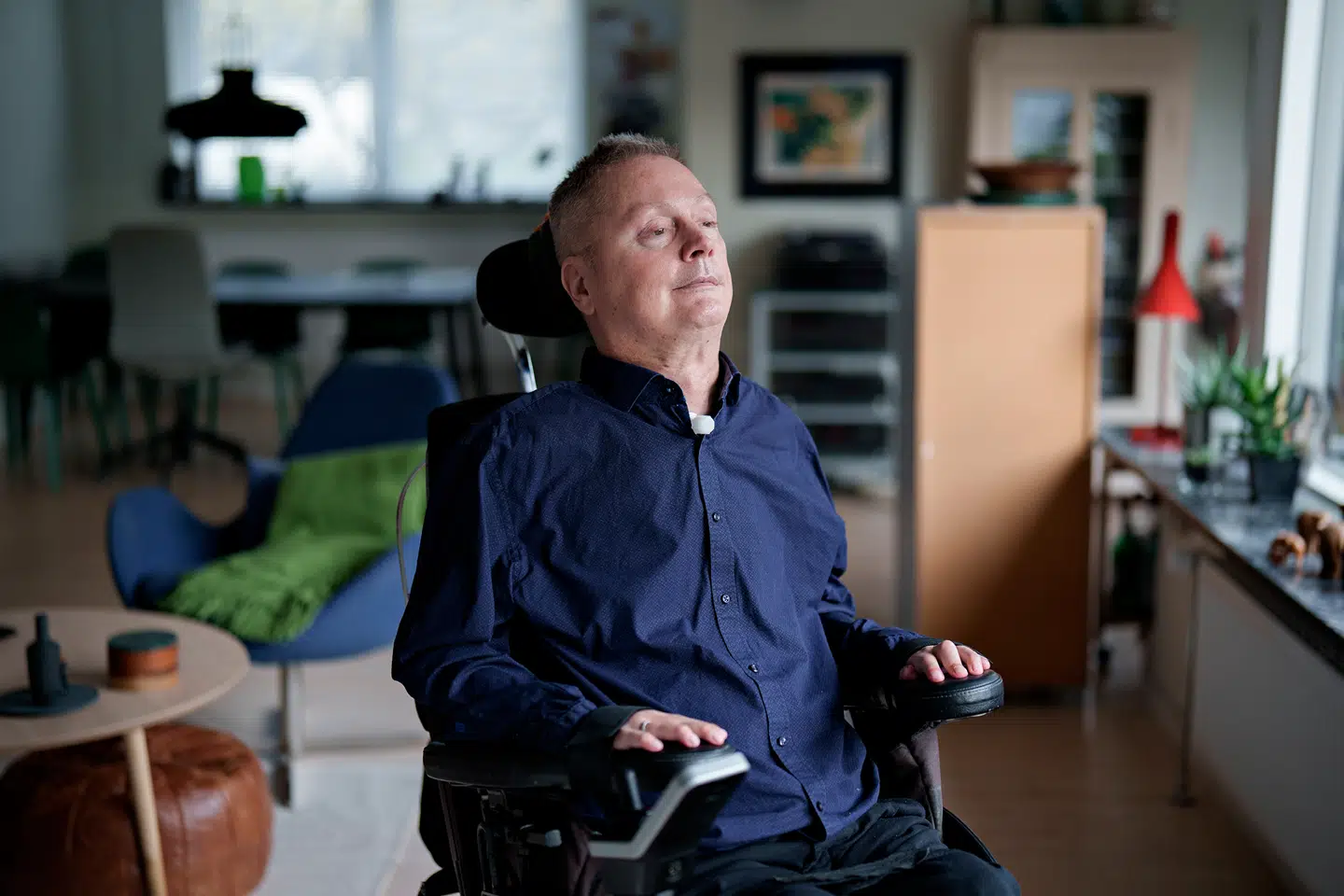 Janus Tarp mener ikke, at det er ansvarligt at åbne for dødshjælp. Heller ikke til dødssyge patienter. Han frygter, at det baner vejen for et pres på folk som ham selv, der eksempelvis er lam fra skuldrene og ned.