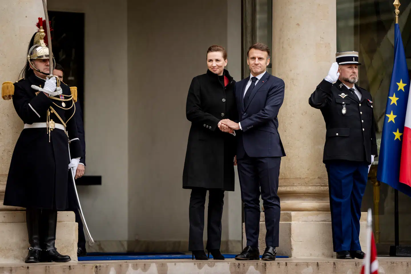 I de seneste dage har statsministeren løbet spidsrod mellem europæiske hovedstæder for at få hjælp og opbakning af både Tyskland, Frankrig og NATO, skriver Marlene Wind. Her hilser Mette Frederiksen på Frankrigs præsident Macron 28. januar. Mads Claus Rasmussen/Ritzau Scanpix