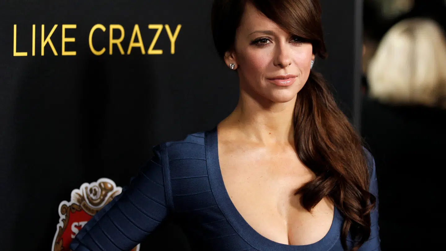 Jennifer Love Hewitt taler ud om sin ungdom i podcast. Og det var ikke lige sjovt det hele.